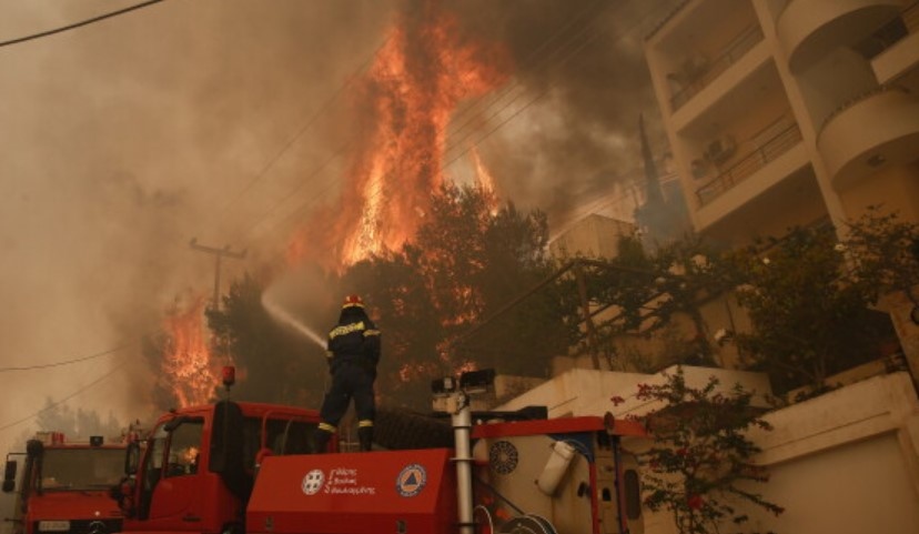 Гръцките пожарникари се борят с огромен пожар, който се разрази